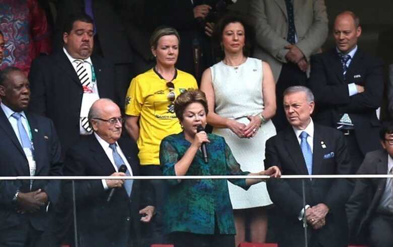 Dilma durante seu rápido discurso no Mané Garrincha. (Foto: Agência Reuters)