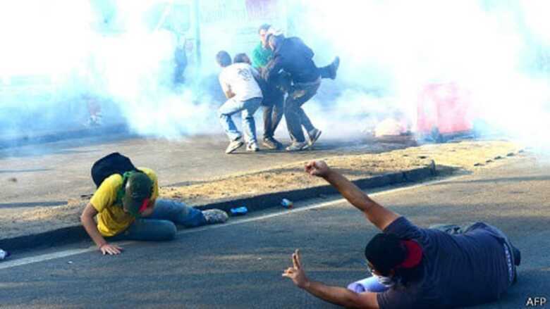Protestos impulsionam indústria do gás lacrimogêneo. (Foto: AFP)