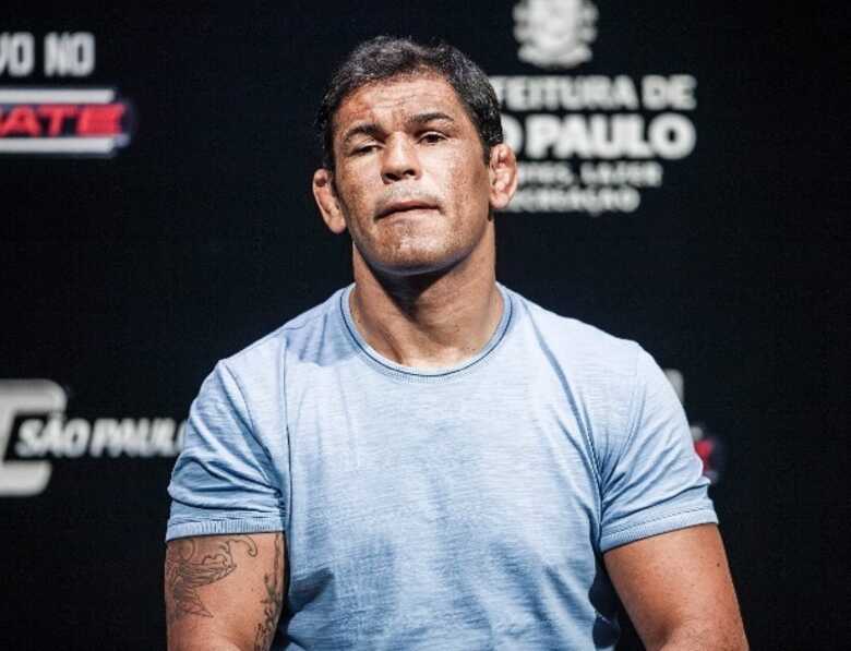 Rodrigo Minotauro responde perguntas durante evento que antecede a pesagem do UFC/SP no ginasio do Ibirapuera. (Foto: Reprodução/UOL)