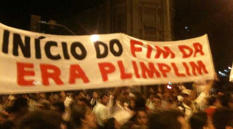 Manifestantes carregam faixas contra a imprensa durante protesto em Belo Horizonte. (Foto: Vinicius Segalla/UOL)