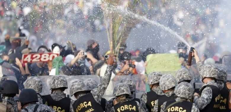 Policiais afastam manifestantes com spray de pimenta no confronto do último sábado em Belo Horizonte. (Foto: Reuters/Sergio Moraes)