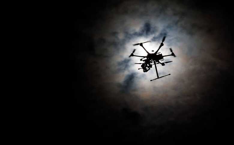 Drone utilizado pela Folha de SP para gravar imagens das manifestações é demonstrado na praça Charles Miller, em frente ao estádio do Pacaembu, em São Paulo. (Foto: Danilo Verpa/Folhapress)