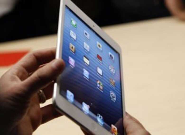 iPad mini tem tela de 7,9 polegadas. (Foto: Robert Galbraith/Reuters)