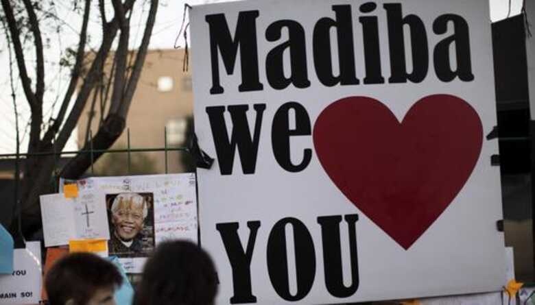 Mensagens de carinho direcionadas ao ex-líder sul-africano Nelson Mandela, que segue em estado crítico no hospital. (Foto: Marco Longari/AFP)