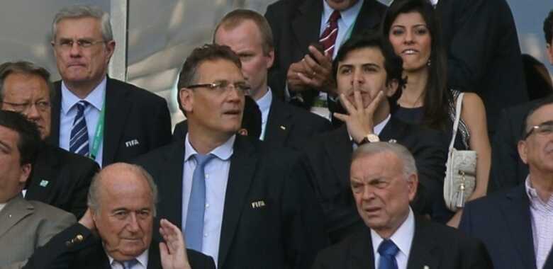 Blatter e Valcke assistem ao jogo entre Brasil e Uruguai no Mineirão. (Foto: EFE/Antonio Lacerda)