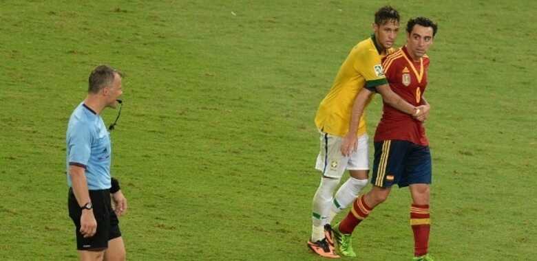 Neymar abraça Xavi após a vitória do Brasil; ex-santista brilhou mais que o novo colega de clube. (Foto: Nelson Almeida/AFP Photo)