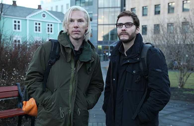 Cena de 'The Fifth Estate', de Bill Condon, com Benedict Cumberbatch como Julian Assange (à esq.) e Daniel Bruhl como Daniel Domscheit-Berg. (Foto: Divulgação)