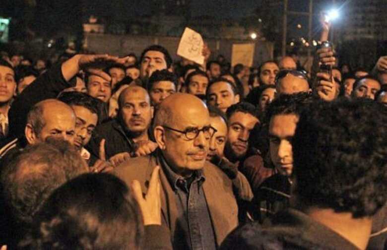ElBaradei durante os protestos na famosa praça Tahrir, em 30 de janeiro. (Foto: Khaled Desouki/AFP)