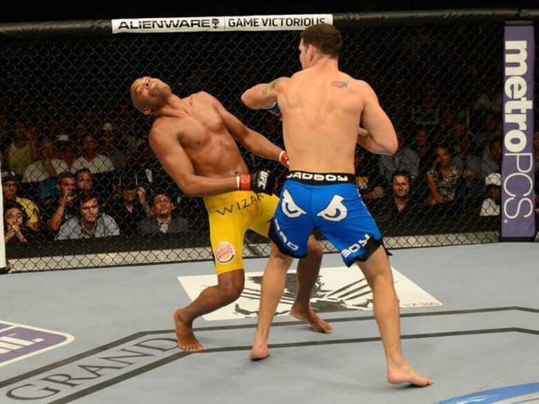 Em sua 11º luta pelo cinturão dos pesos médios, Anderson Silva brincou, não lutou e se preocupou apenas em provocar Chris Weidman, que aproveitou para nocauteá-lo. (Foto: Getty Images)