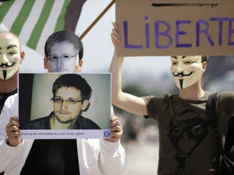 Manifestantes fazem apoio a Snowden em frente à torre Eiffel, em Paris. (foto: Kenzo Triboillard/AFP)