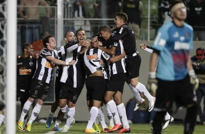 Jogadores comemoram o gol de Guilherme, o segundo do Atlético-MG. (Foto: Felipe Dana/AP)