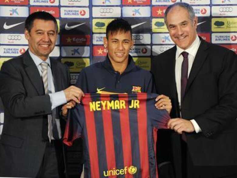 Grupo DIS quer receber 45% sobre os R$ 169 milhões que o clube catalão informou ter pago por Neymar. (Foto: Getty Images)