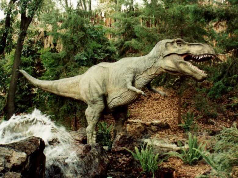 Réplica de Tiranossauro Rex. De acordo com cientistas, lagarto jurássico caçava animais vivos e não apenas consumia carniça de outros dinossauros. (Foto: Divulgação)