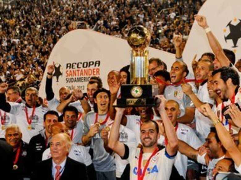Danilo ergue a taça de campeão da Recopa. (Foto: Sérgio Barzaghi/Gazeta Press)