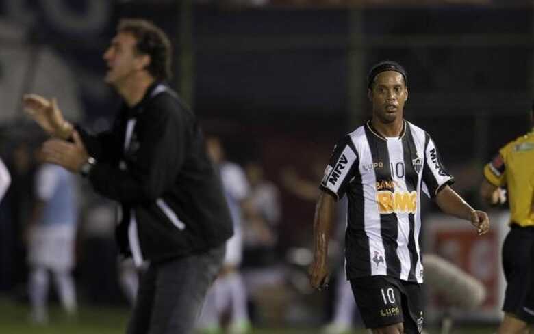 Ronaldinho observa Cuca ao ser substituído no primeiro jogo da final da Libertadores. (Foto: Jorge Adorno/Reuters)