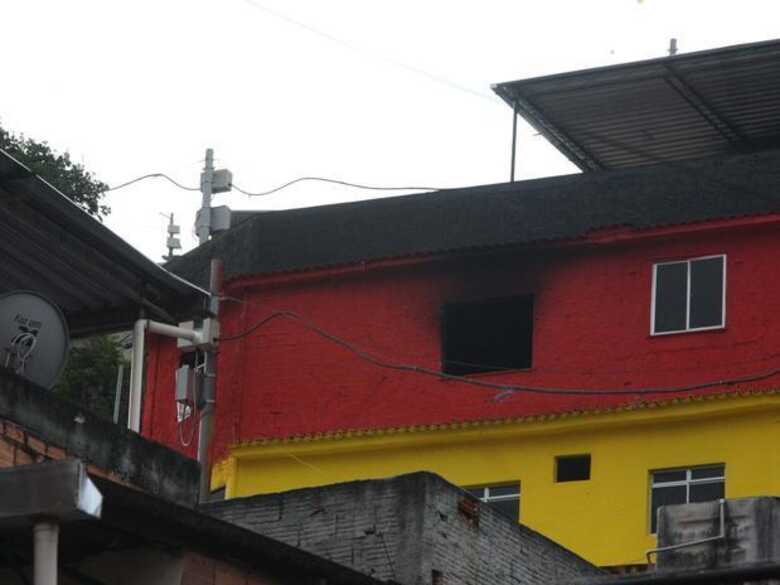 Incêndio atingiu prédio do Afroreggae no Complexo do Alemão, zona norte do Rio de Janeiro. (Foto: Celso Barbosa/Futura Press)
