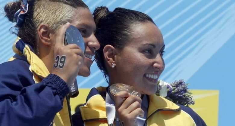 Poliana Okimoto e Ana Marcela Cunha comemoram ouro e prata na maratona aquática no Mundial de Barcelona. (Foto: Reuters/Albert Gea)