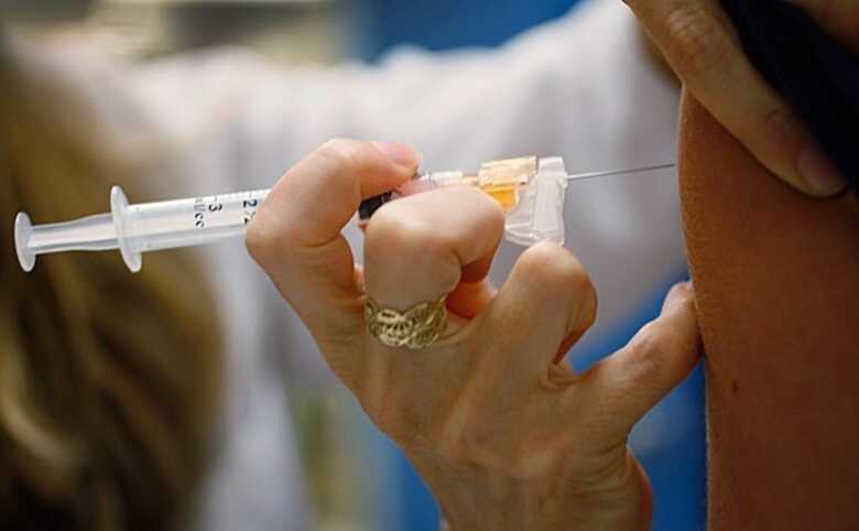 Vacina de HPV deve atingir meninos e meninas. (Foto: Joe Raedle/Getty Images North America/Arquivo AFP)