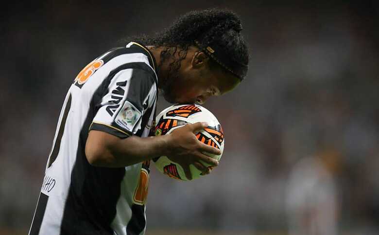 Ronaldinho beija a bola durante partida entre Atlético-MG e Olimpia na final da Libertadores. (Foto: Ricardo Nogueira/Folhapress)
