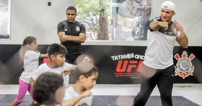 Junior Cigano ensina crianças a lutar em campanha social do Corinthians no Parque São Jorge. (Leonardo Soares/UOL)