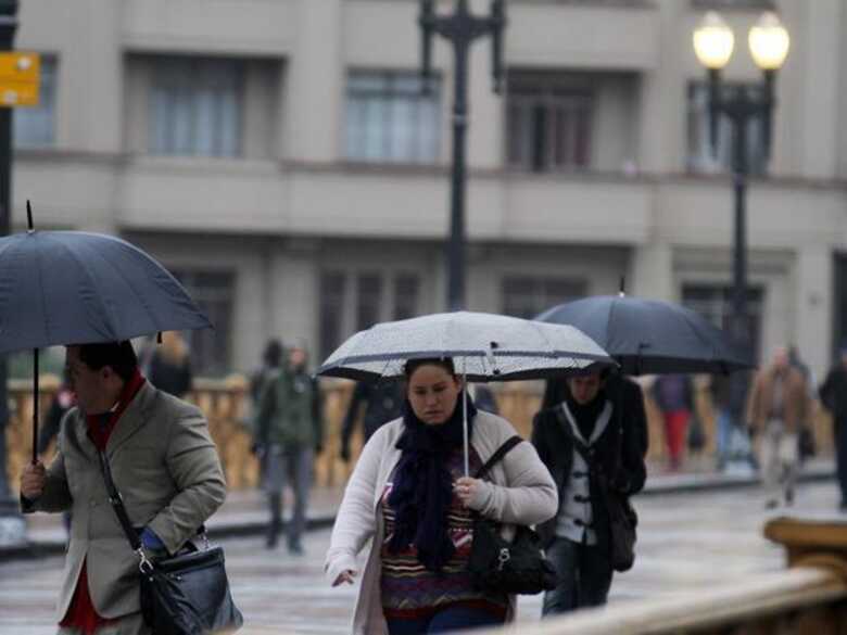 Além do frio, paulistanos enfrentaram a chuva nesta quinta-feira. (Foto: Elisa Rodrigues/Futura Press)