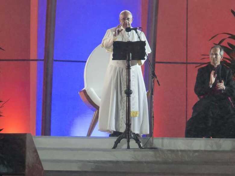 Papa Francisco durante missa celebrada no altar montado na praia de Copacabana, zona sul do Rio. (Foto: Daniel Ramalho/Terra)