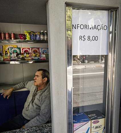 Jornaleiro vende informações a R$ 8 em banca na Av Matarazzo. (Foto: Eduardo Knapp/Folhapress)