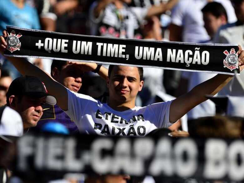 O Pacaembu esteve lotado na tarde de domingo para ver Corinthians e São Paulo se enfrentarem pela nona rodada do Campeonato Brasileiro. (Foto: Fernando Borges/Terra)
