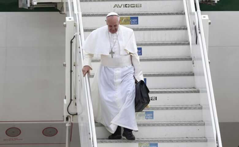 O Papa Francisco desembarca nesta segunda-feira (29) no aeroporto Ciampino, em Roma. (Foto: Alessandro Bianchi/Reuters)