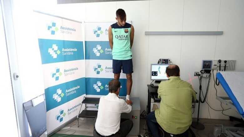 Neymar passa por exames médicos na reapresentação ao Barcelona. (Foto: Miguel Ruiz/FC Barcelona)