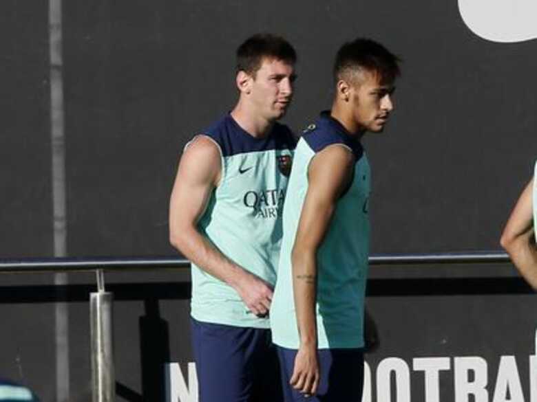 Tão esperada dupla de Neymar com Messi poderá ser vista pela primeira vez somente na sexta-feira, já que o argentino não viajou à Polônia. (Foto: Reuters)