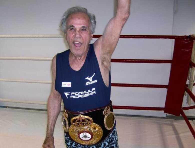 Eder Jofre imita 1960 e comemora o primeiro título mundial do boxe brasileiro. (Foto: Maurício Dehò/Uol Esporte)