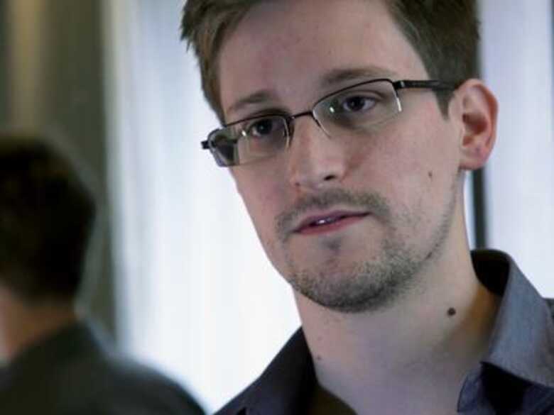 Edward Snowden é acusado de espionagem, roubo e uso indevido de propriedade do governo dos EUA. (Foto: AP)