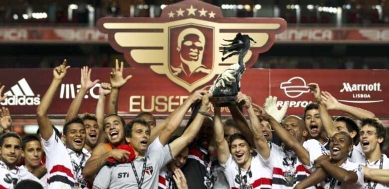 Rogério Ceni, apoiado por todo o elenco do São Paulo, ergue a taça da Eusébio Cup. (Foto: José Sena Goulão/EFE)