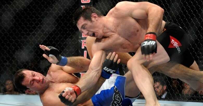 Roger Gracie leva golpe de Tim Kennedy no chão. (Foto: Reprodução/AP)
