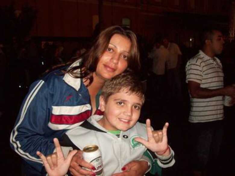A PM Andreia Regina Bovo Pesseghini posa para foto com o filho, Marcelo Eduardo, 13 anos. (Foto: Facebook/Reprodução)