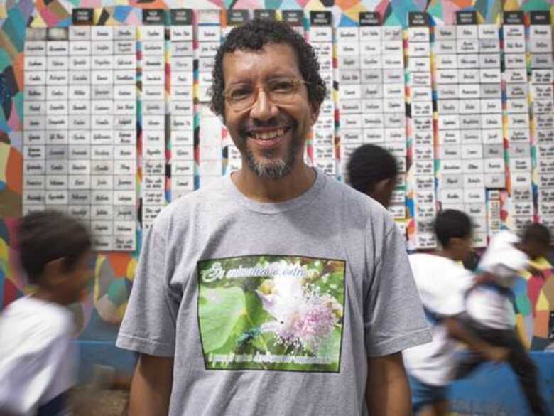 O professor de biologia Luiz Rosa em frente ao muro com cerca de 200 nomes de escravos. (Foto: Paula Giolito/O Globo)