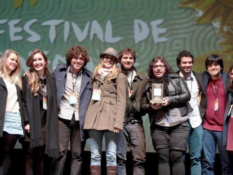 Elenco de 'O Matador de Bagé' recebe prêmio de melhor filme em Gramado. (Foto: Edison Vara/PressPhoto)