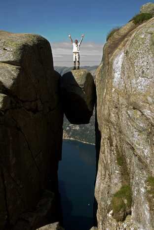 Turista no Kjeragbolten, na Noruega. (Foto: Bildagentur RM/TIPs/Photononstop/AFP)