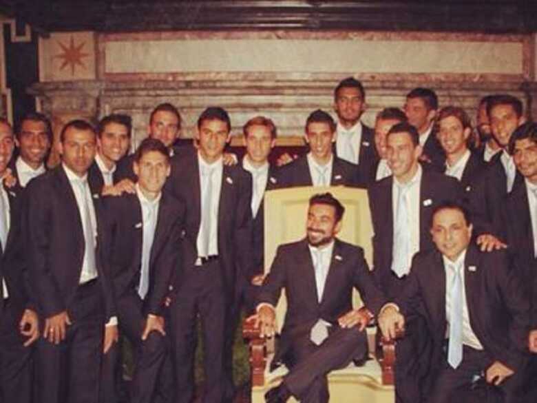Lavezzi se divertiu com foto no trono do Papa Francisco. (Foto: Twitter/Reprodução)