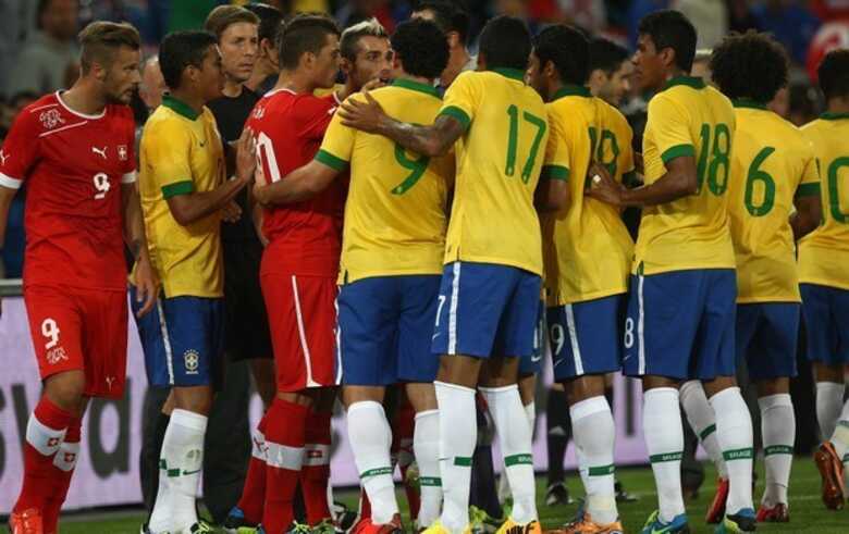 Jogadores brasileiros discutem com suíços após falta dura de Neymar. (Foto: Bruno Domingos/Mowa Press)