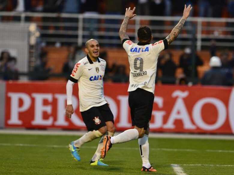 Diante do Coritiba, Paolo Guerrero decidiu o jogo para o Corinthians em pênalti polêmico. (Foto: Marcelo Pereira/Terra)