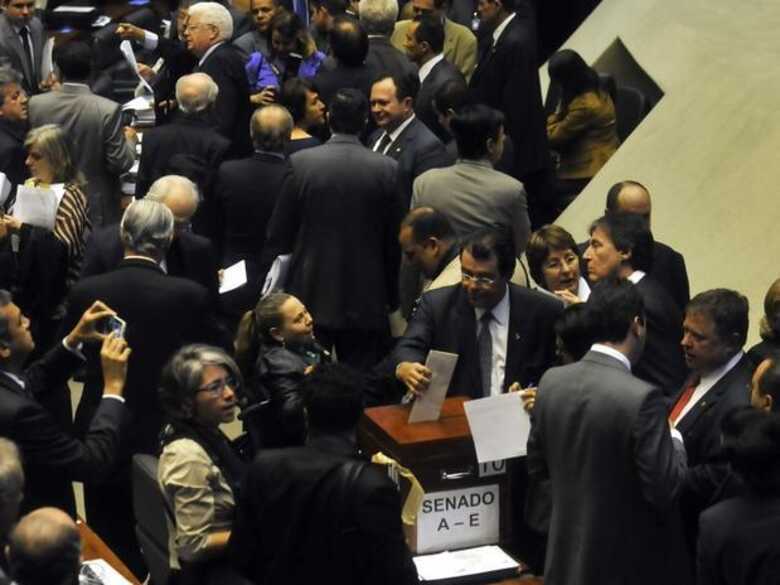 Deputados e senadores votam em sessão do Congresso Nacional. (Foto: José Cruz/Agência Brasil)