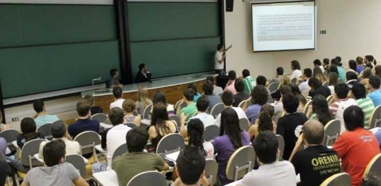 Aula de pôquer na Unicamp (Universidade Estadual de Campinas) em Limeira. (Rafaela Pille/Divulgação)