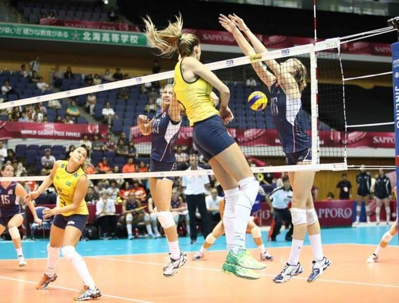 Thaisa não toma conhecimento do bloqueio e crava na quadra americana. (Foto: Divulgação/FIVB)