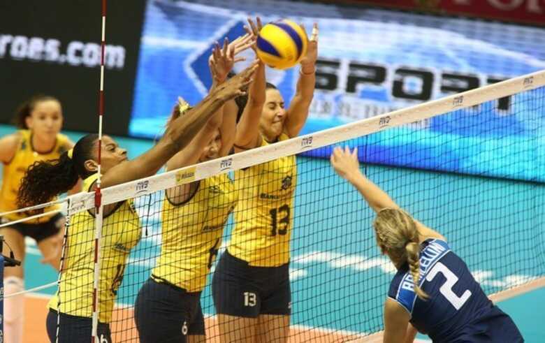Muralha tripla do Brasil segura mais um ataque italiano nesta sexta-feira. (Foto: Divulgação/FIVB)
