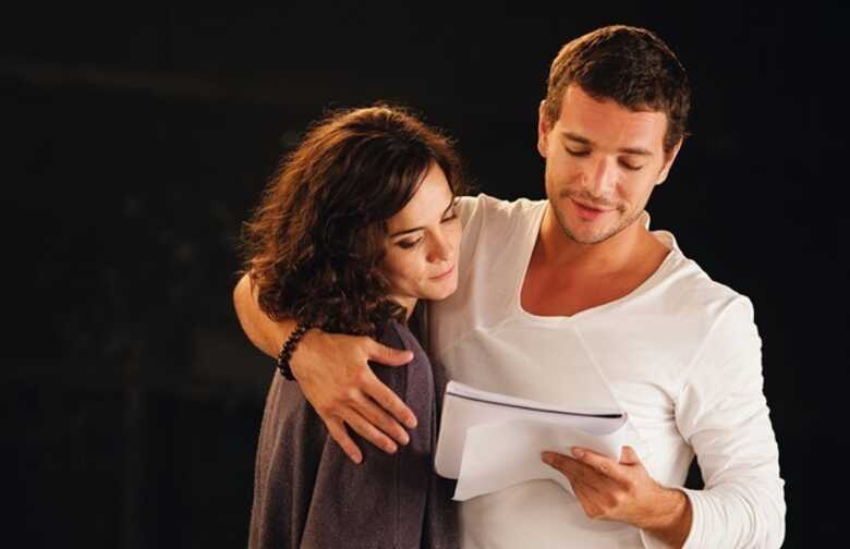 Alice Braga e Daniel de Oliveira em cena de Latitudes. O mesmo produto em várias plataformas. (Foto: Divulgação)