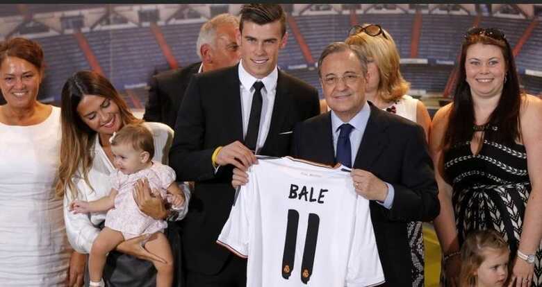 Gareth Bale recebe camisa 11 das mãos do presidente do Real Madrid, Florentino Perez. (Foto: AP Photo/Daniel Ochoa de Olza)
