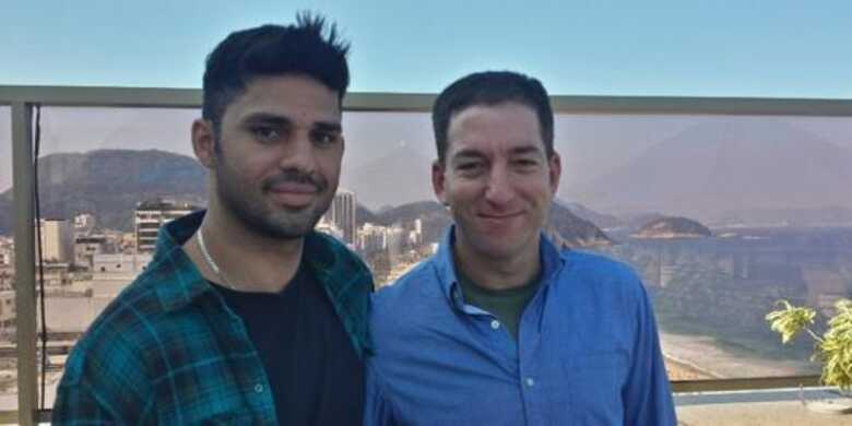 Imagem exibe Glenn Greenwald (D), repórter do jornal britânico 'The Guardian', e o brasileiro David Miranda (E), parceiro do jornalista americano. (Foto: Janine Gibson/AP/The Guardian)