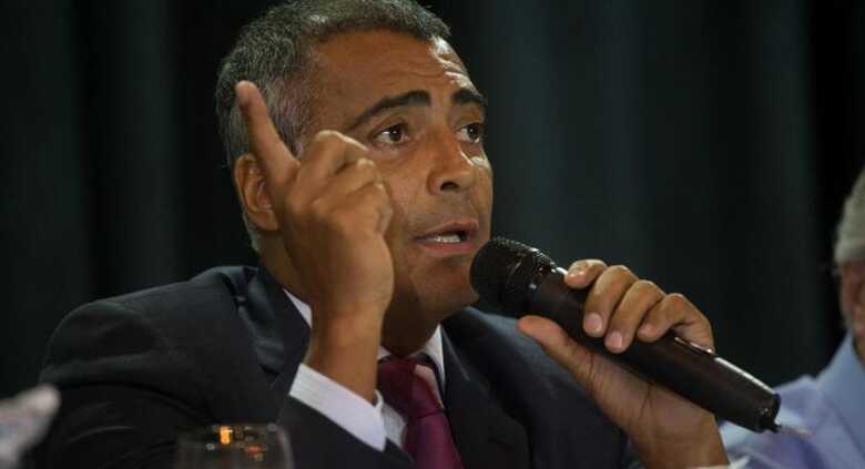 Ex-jogador e hoje deputado Romário discursa durante evento promovido pelo ex-presidente do Corinthians Andrés Sanchez em São Paulo. (Foto: Danilo Verpa/Folhapress)